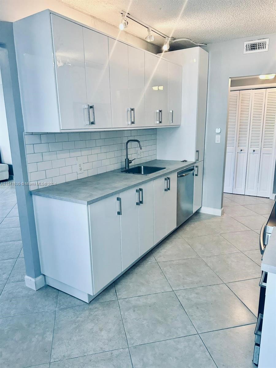 4200 Hillcrest Dr 300, Hollywood, Florida 33021, 2 Bedrooms Bedrooms, ,2 BathroomsBathrooms,Residentiallease,For Rent,4200 Hillcrest Dr 300,A11541635