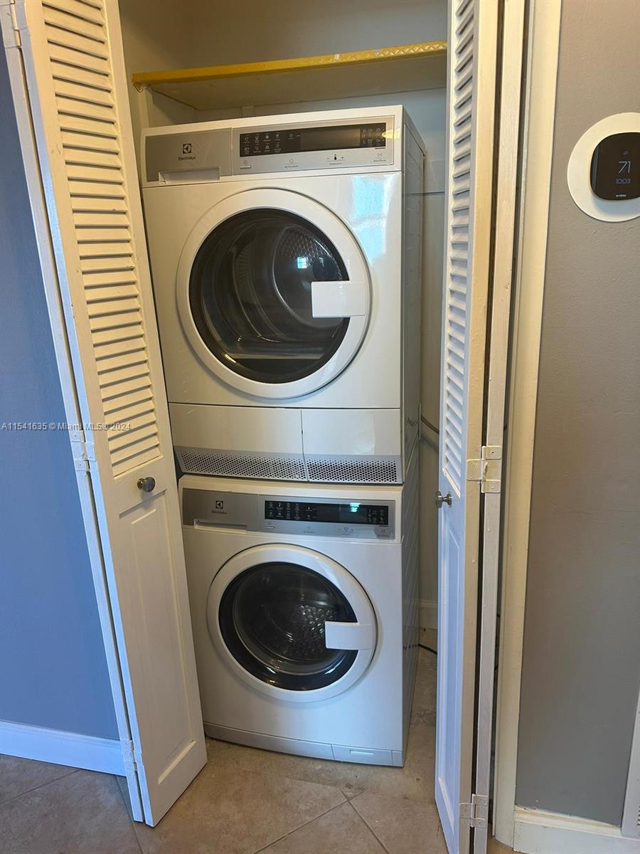 4200 Hillcrest Dr 300, Hollywood, Florida 33021, 2 Bedrooms Bedrooms, ,2 BathroomsBathrooms,Residentiallease,For Rent,4200 Hillcrest Dr 300,A11541635