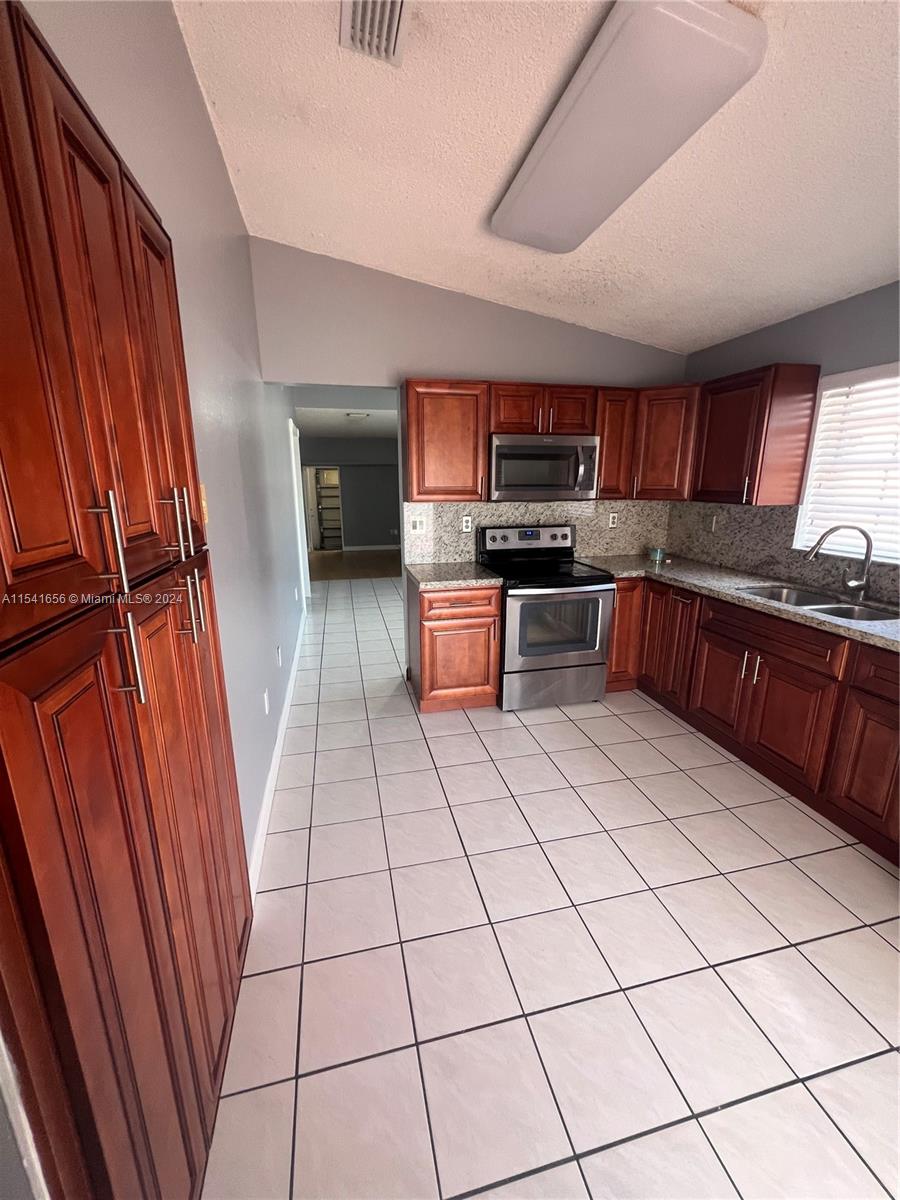 19851 NW 82nd Ct, Hialeah, Florida 33015, 3 Bedrooms Bedrooms, ,2 BathroomsBathrooms,Residentiallease,For Rent,19851 NW 82nd Ct,A11541656