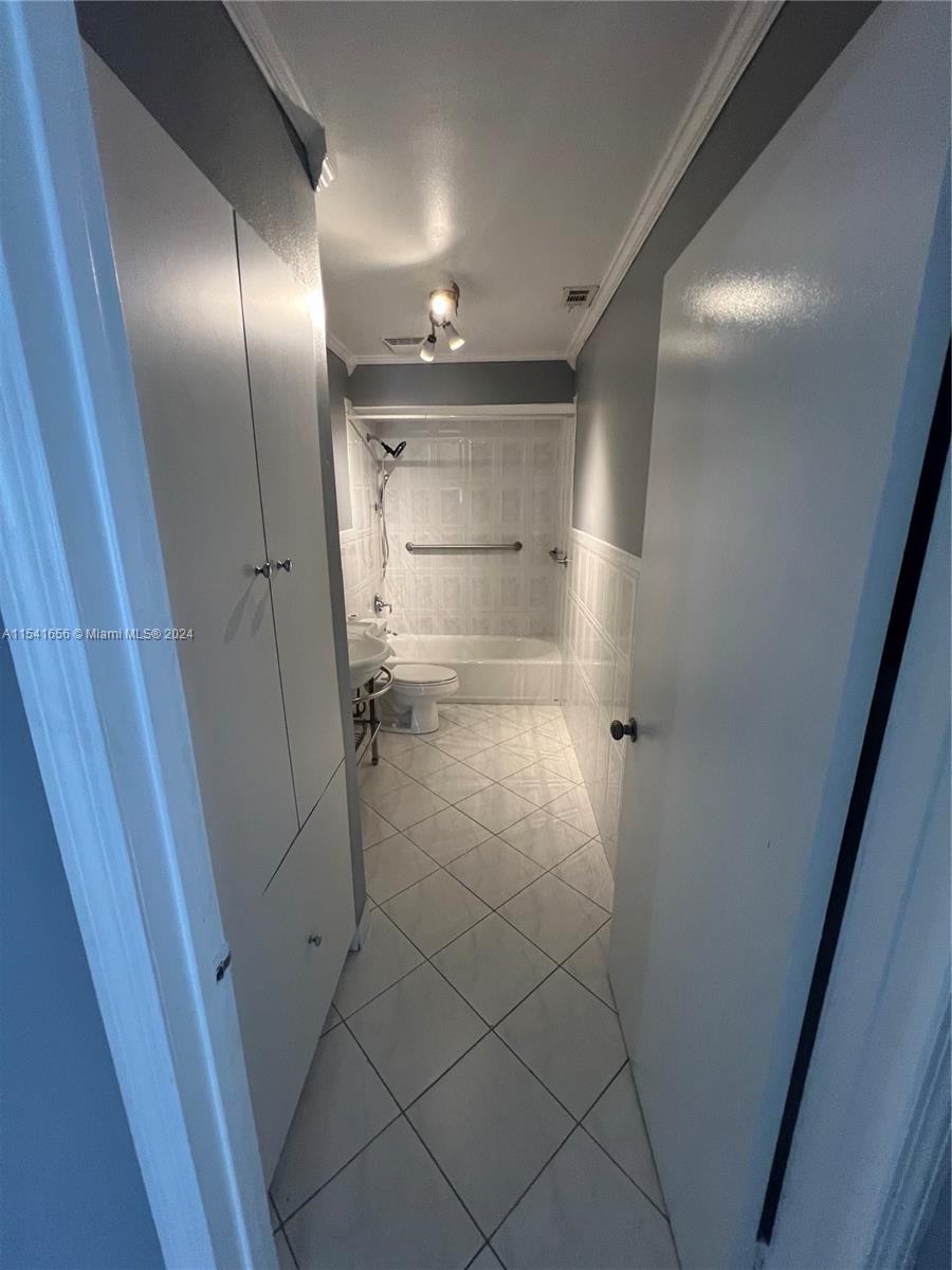 19851 NW 82nd Ct, Hialeah, Florida 33015, 3 Bedrooms Bedrooms, ,2 BathroomsBathrooms,Residentiallease,For Rent,19851 NW 82nd Ct,A11541656