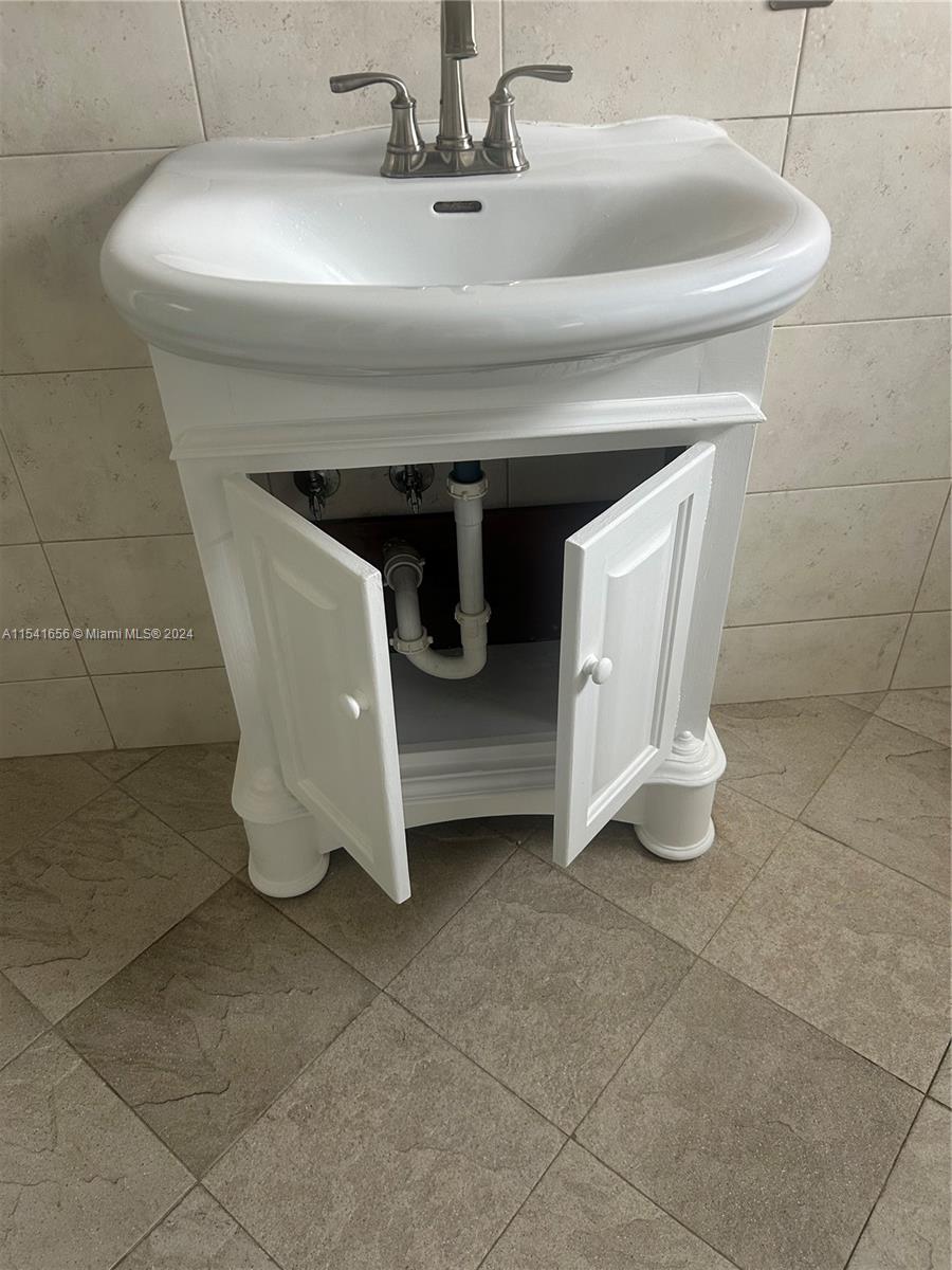 19851 NW 82nd Ct, Hialeah, Florida 33015, 3 Bedrooms Bedrooms, ,2 BathroomsBathrooms,Residentiallease,For Rent,19851 NW 82nd Ct,A11541656