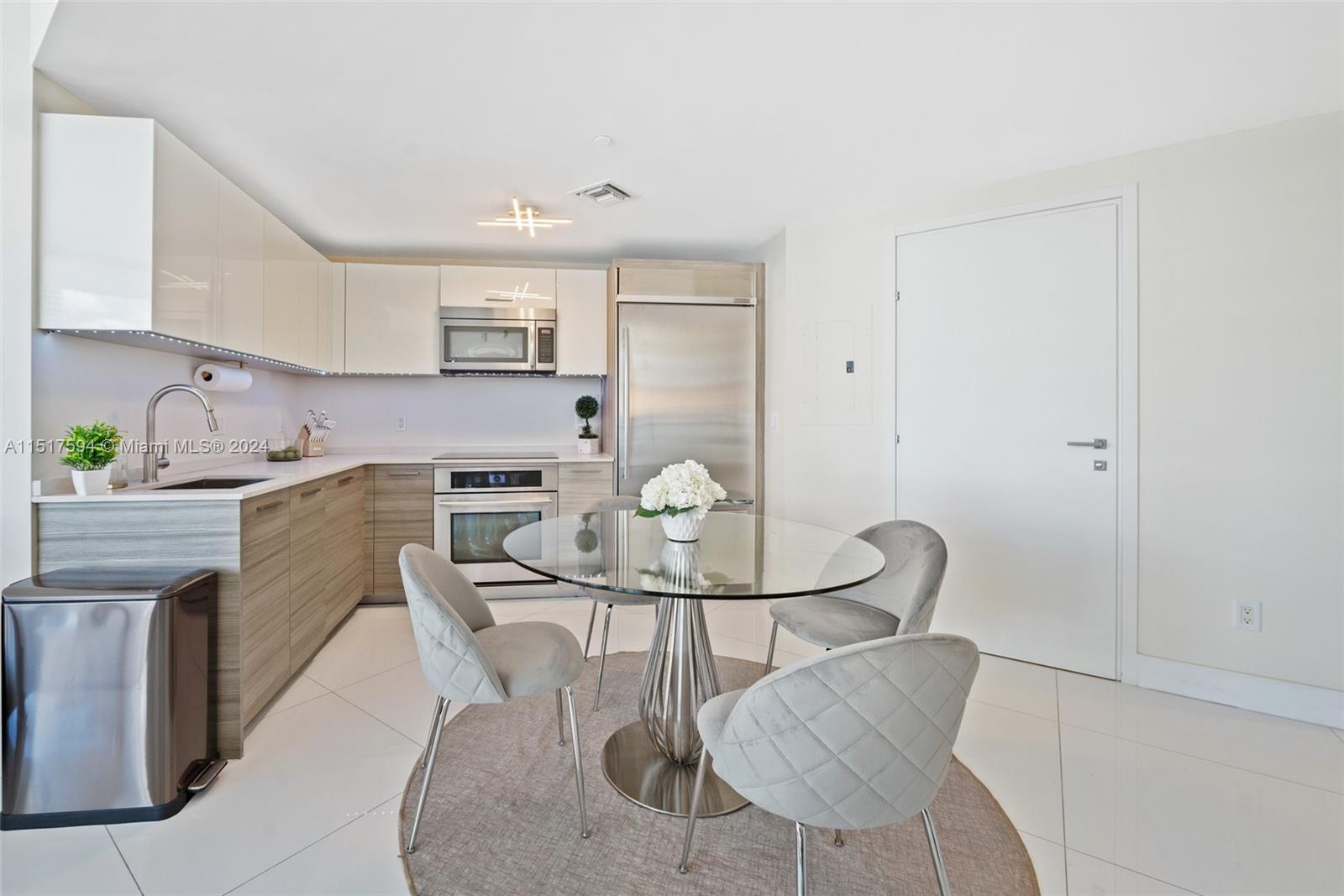 1300 Brickell Bay Dr 3607, Miami, Florida 33131, 2 Bedrooms Bedrooms, ,2 BathroomsBathrooms,Residentiallease,For Rent,1300 Brickell Bay Dr 3607,A11517594