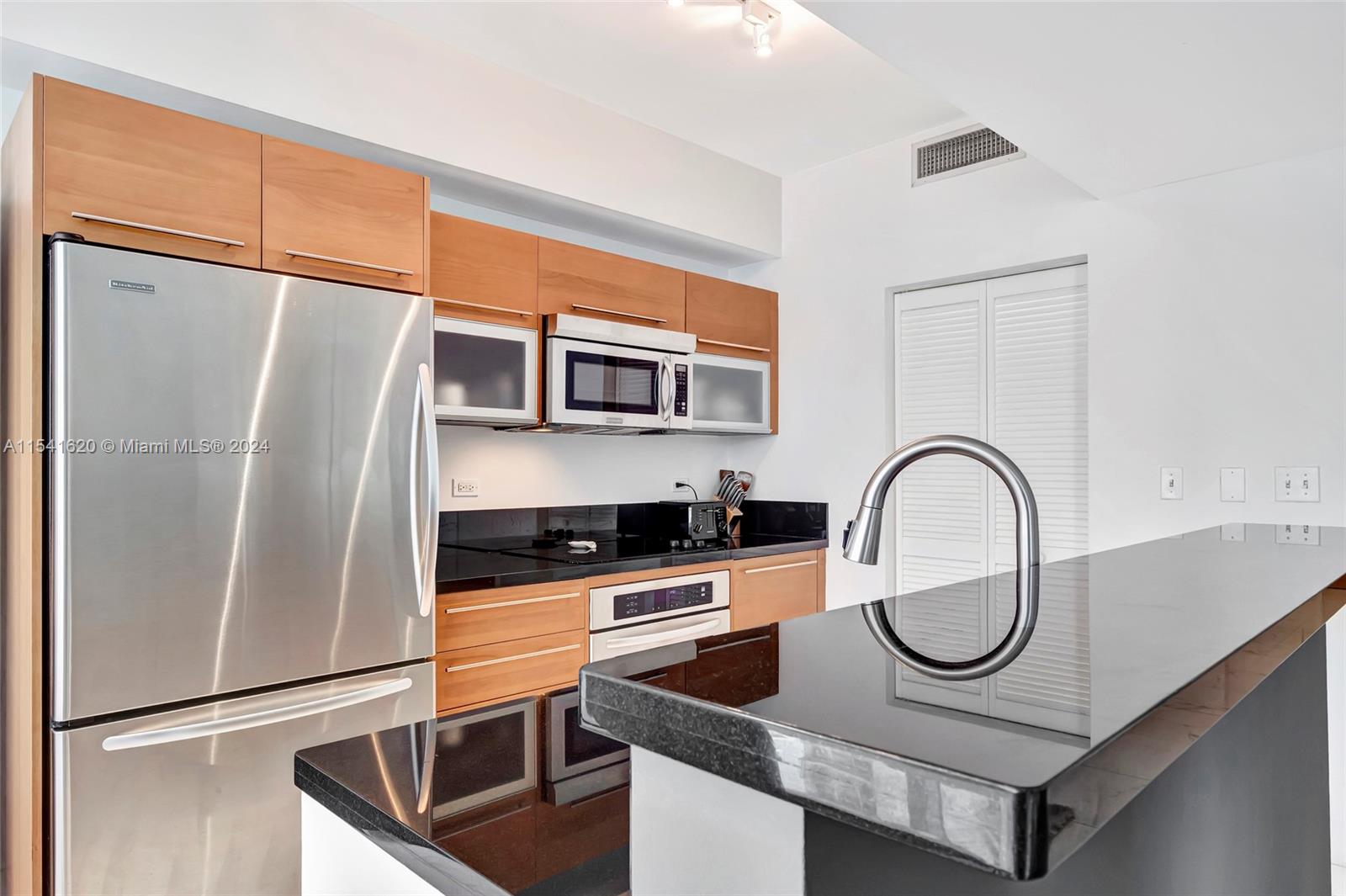 253 NE 2nd St 2008, Miami, Florida 33132, 2 Bedrooms Bedrooms, ,2 BathroomsBathrooms,Residential,For Sale,253 NE 2nd St 2008,A11541620