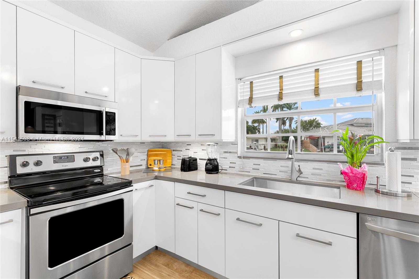 941 SE 4th Ave, Pompano Beach, Florida 33060, 3 Bedrooms Bedrooms, ,2 BathroomsBathrooms,Residential,For Sale,941 SE 4th Ave,A11541598