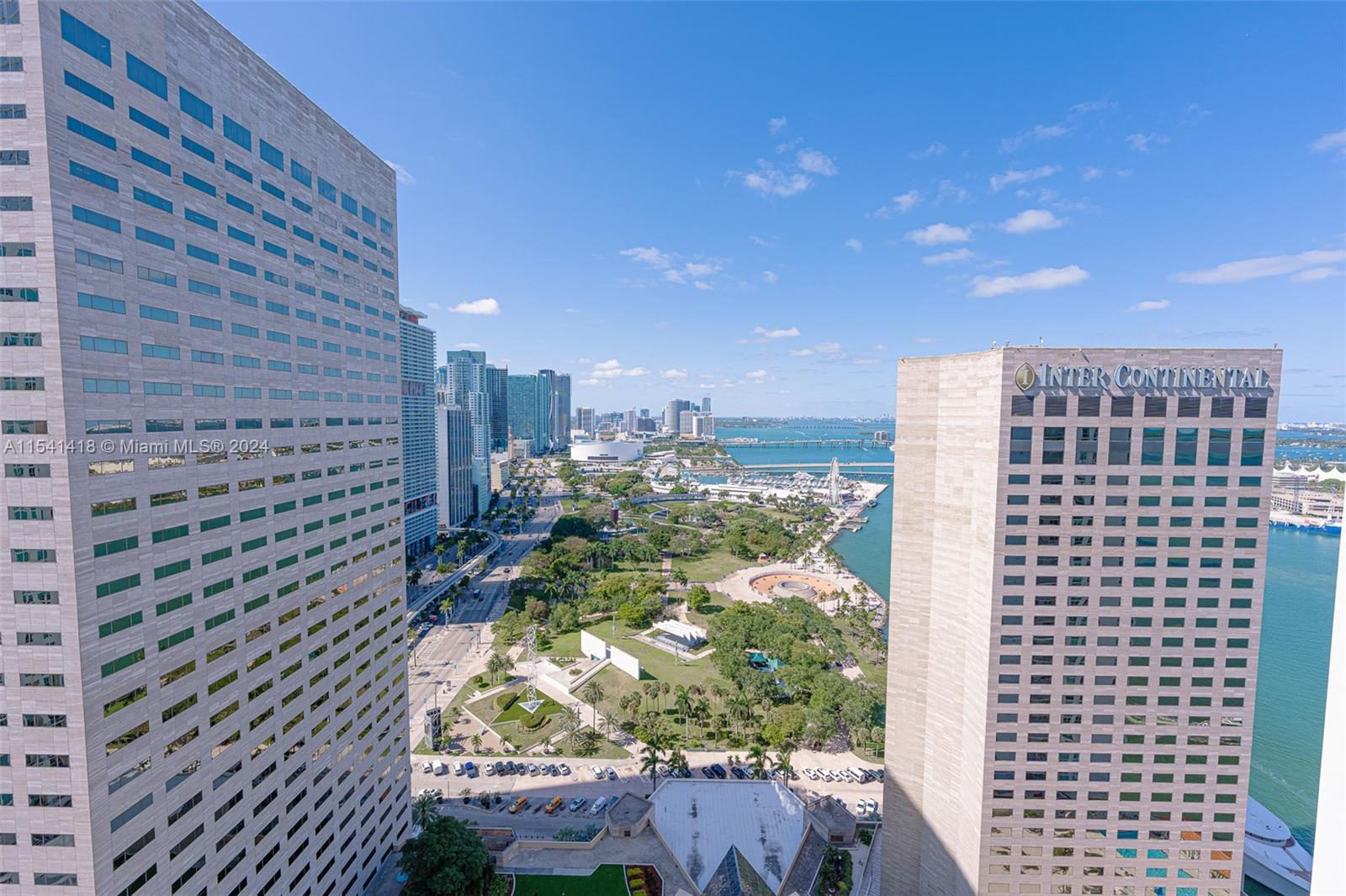Beautiful furnished 1bd 1bth condo with direct views of Biscayne Bay, Bayfront Park and Miami Skyline. Condo incl: Kitchen, wood floors throughout, 2 Swimming pools, Jacuzzi, Sun Deck, 2 Party Rooms, 2 Fitness Centers, Conf. Rm., Convenience Store, 24/7 Security, Valet and concierge. Centrally located within minutes to SoBe, Grove, Gables, Brickell, Key Biscayne, Design District, Health District and Airport.