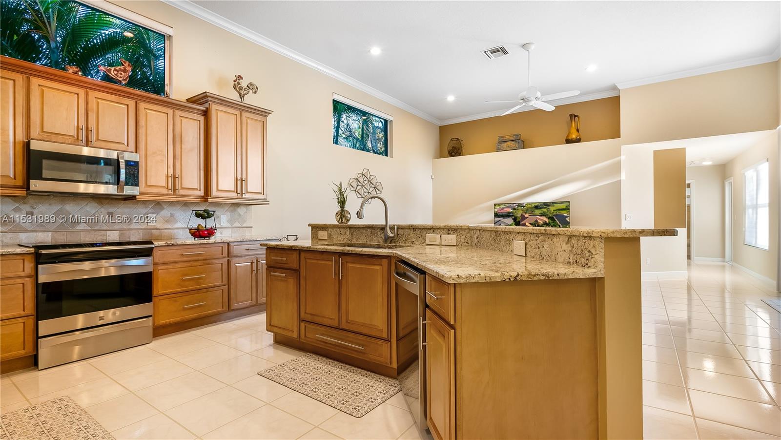 LARGE EAT - IN KITCHEN