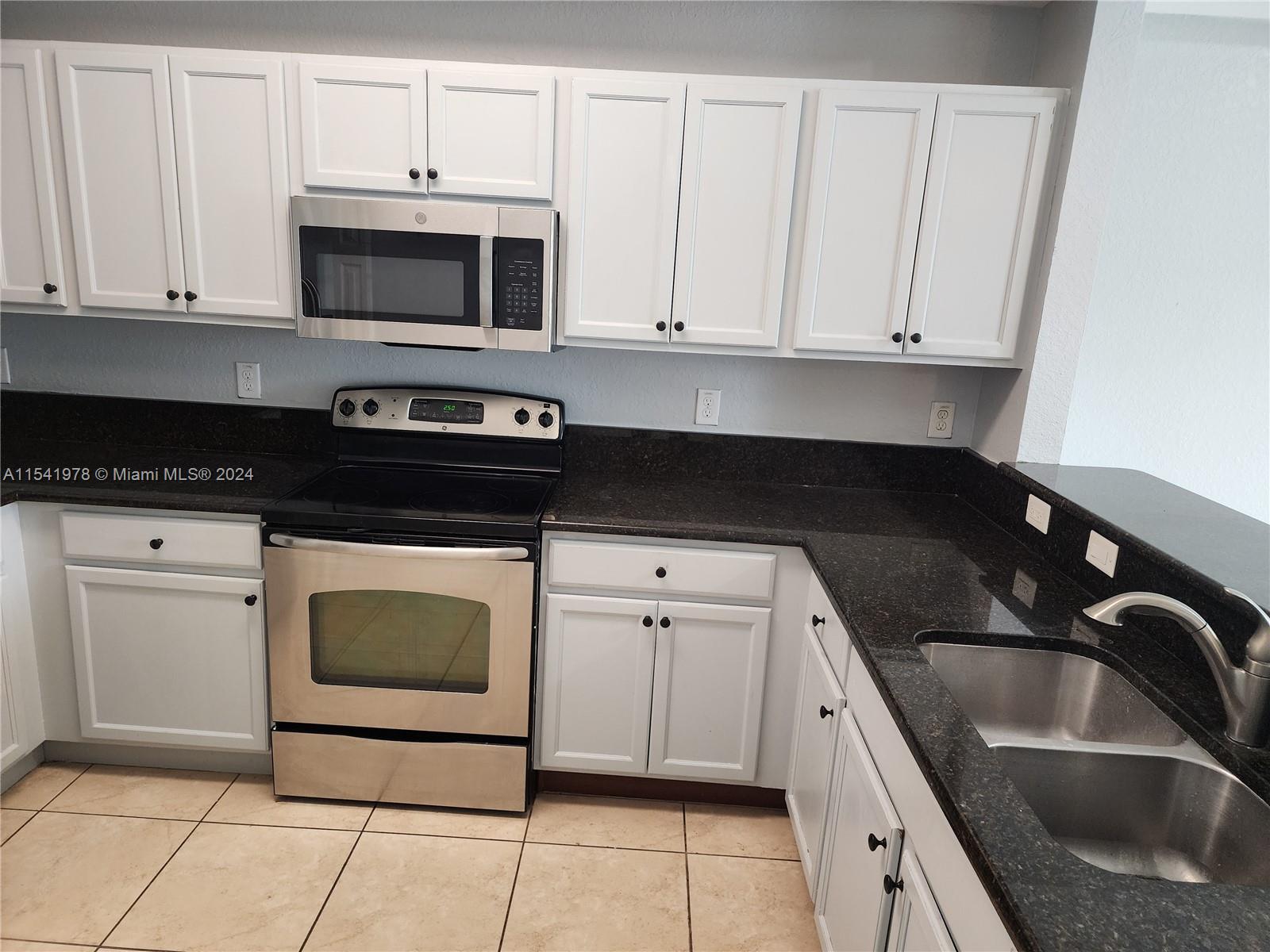 11603 NW 89th St 105, Doral, Florida 33178, 3 Bedrooms Bedrooms, ,2 BathroomsBathrooms,Residentiallease,For Rent,11603 NW 89th St 105,A11541978