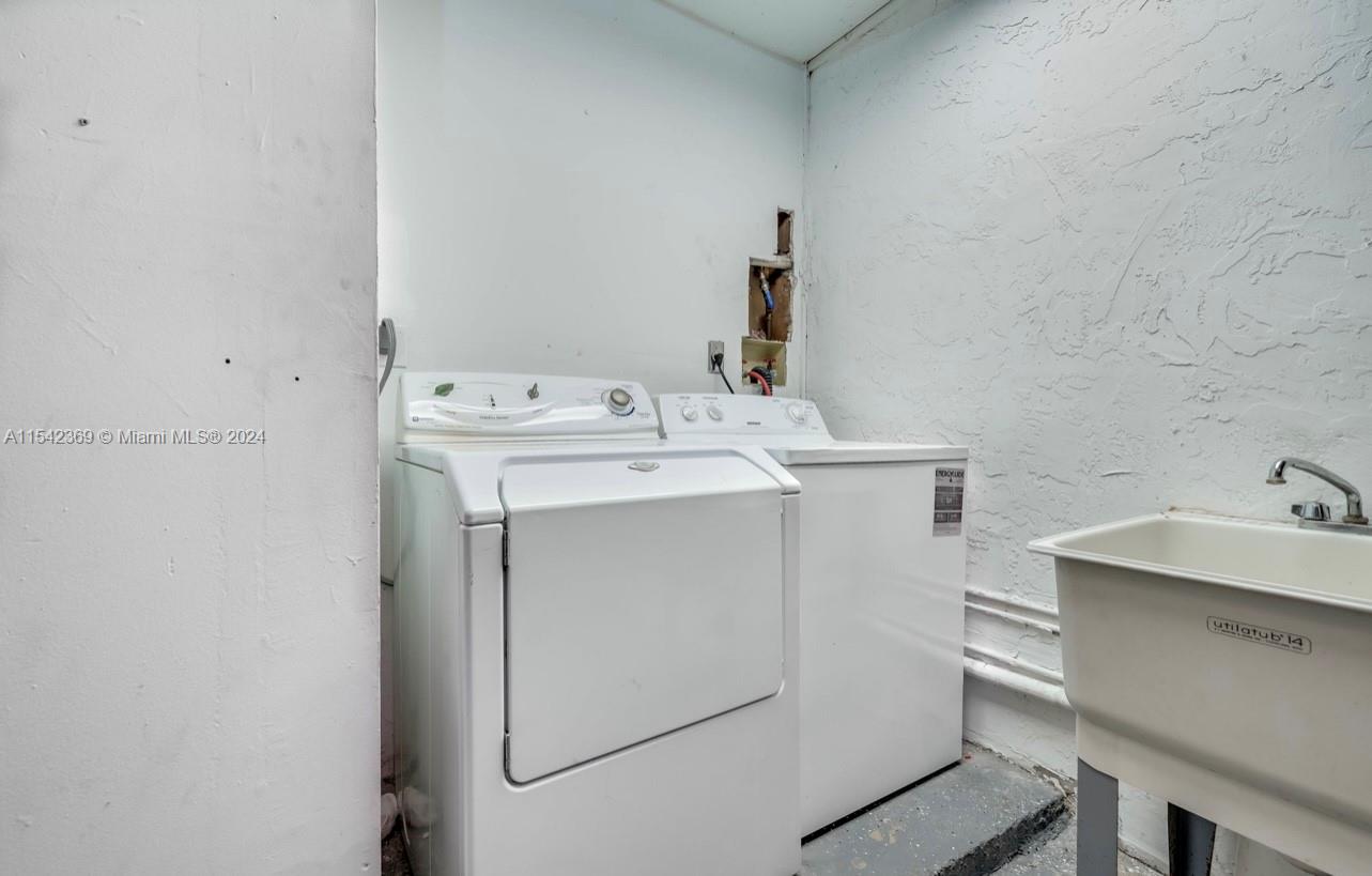 3052 N 35th Ter, Hollywood, Florida 33021, 4 Bedrooms Bedrooms, ,2 BathroomsBathrooms,Residentiallease,For Rent,3052 N 35th Ter,A11542369