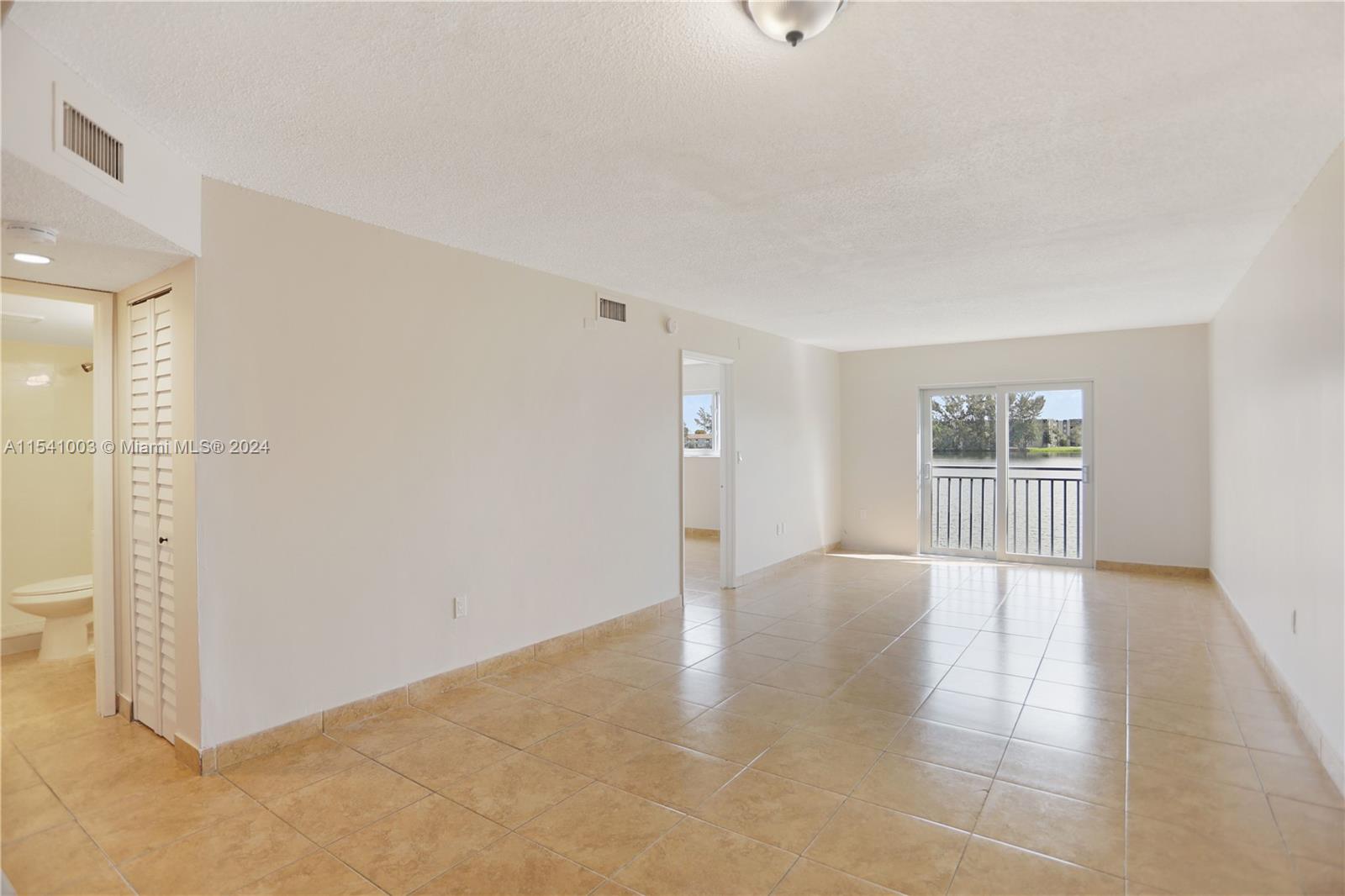 9915 W Okeechobee Rd 2-207, Hialeah Gardens, Florida 33016, 2 Bedrooms Bedrooms, ,2 BathroomsBathrooms,Residentiallease,For Rent,9915 W Okeechobee Rd 2-207,A11541003