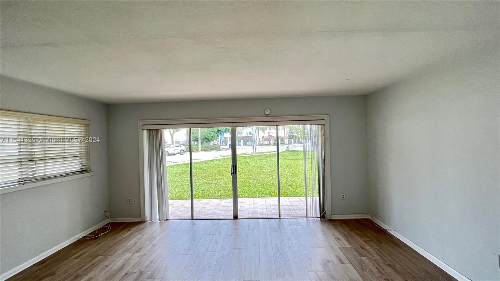 For Sale! Amazing one bedroom, one bathroom apartment in the heart of Dadeland.  Laminated wood floors and tile throughout.  Stainless steel appliances. One parking assigned. Can be rented immediately. Complex offers a swimming pool and tennis courts.  Great for investment or to live in.  Cash only.