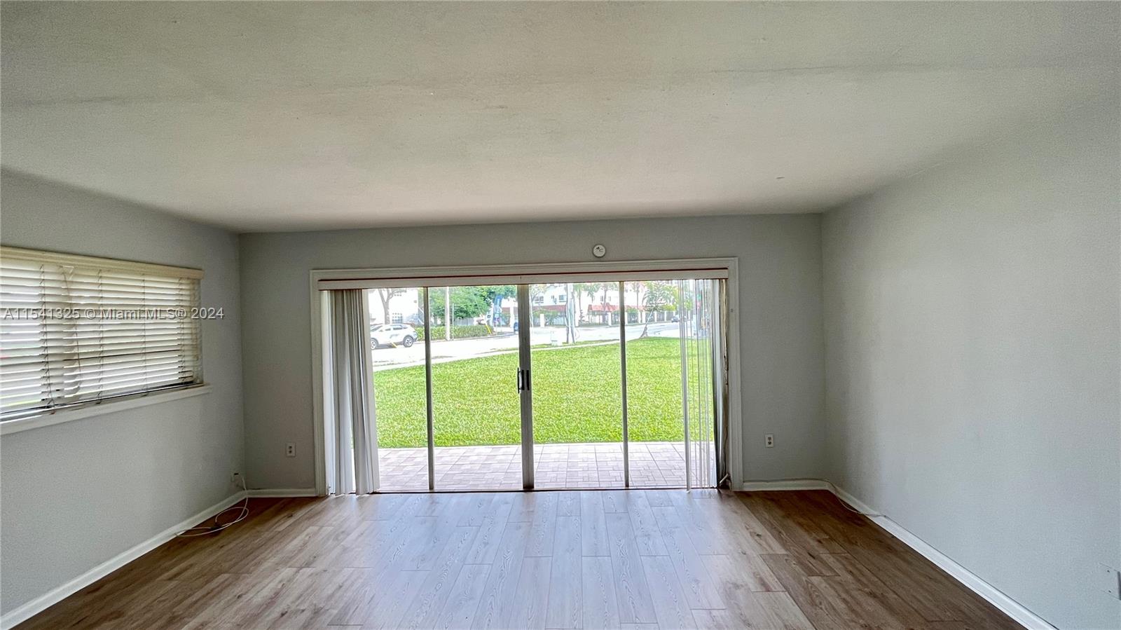 For Sale! Amazing one bedroom, one bathroom apartment in the heart of Dadeland.  Laminated wood floors and tile throughout.  Stainless steel appliances. One parking assigned. Can be rented immediately. Complex offers a swimming pool and tennis courts.  Great for investment or to live in.   Cash only.