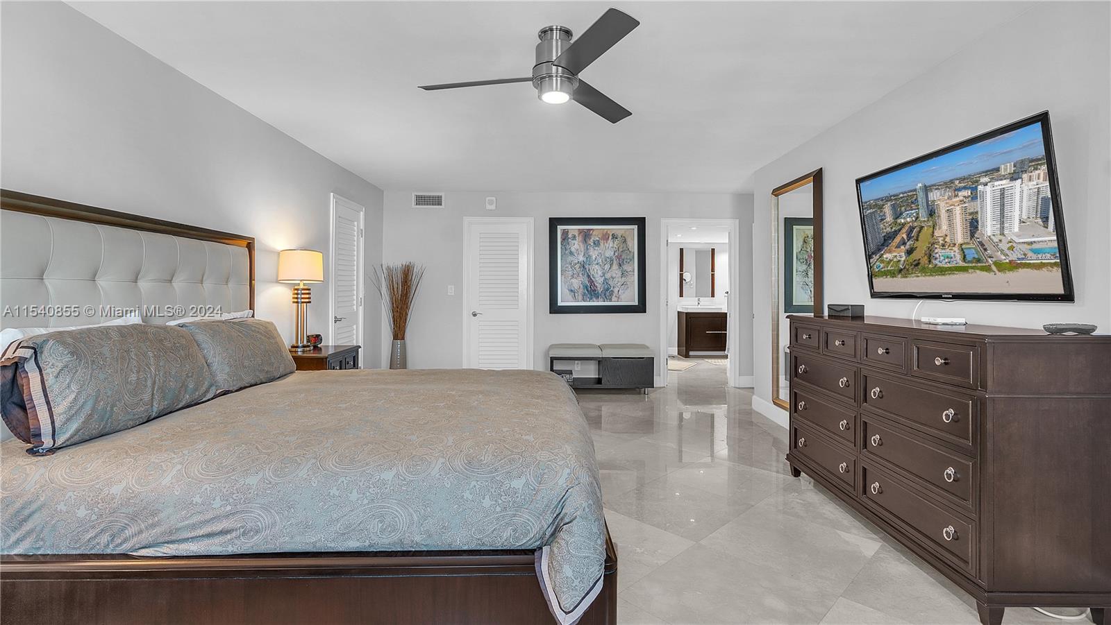 Ensuite w/ Private Full Bath & Walk in Closet