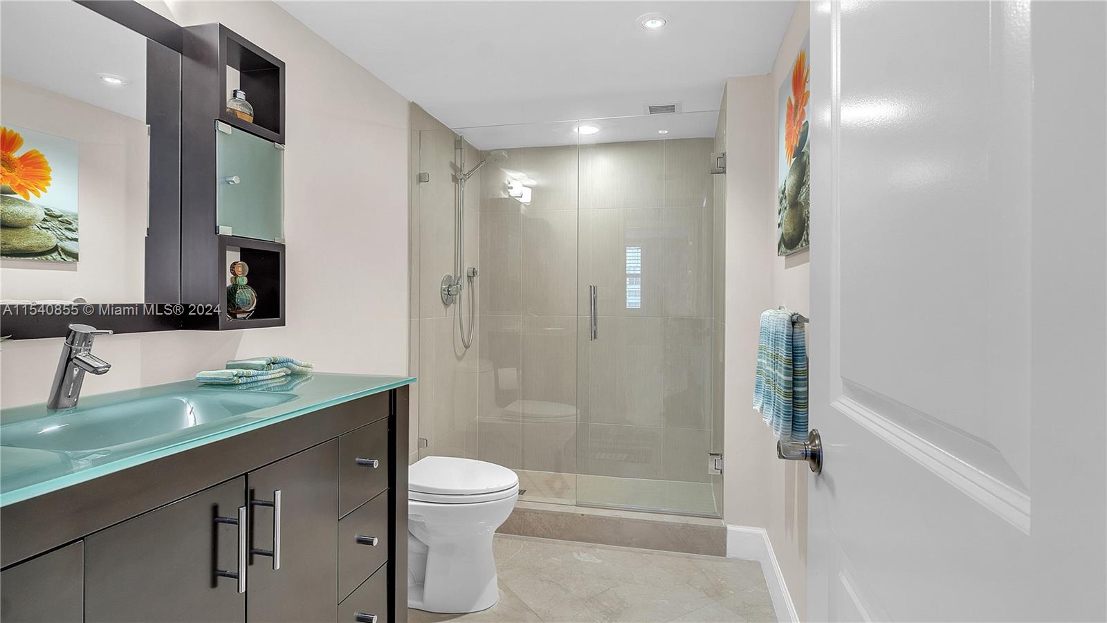Gorgeous Upgraded Full Bath