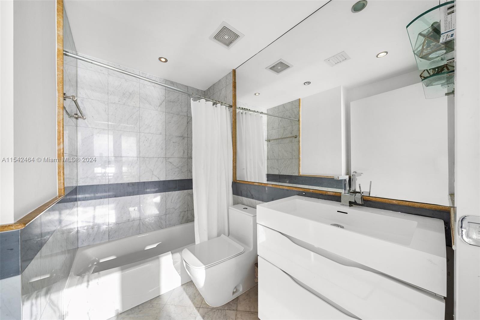 520 West Ave 701, Miami Beach, Florida 33139, 3 Bedrooms Bedrooms, ,3 BathroomsBathrooms,Residential,For Sale,520 West Ave 701,A11542464