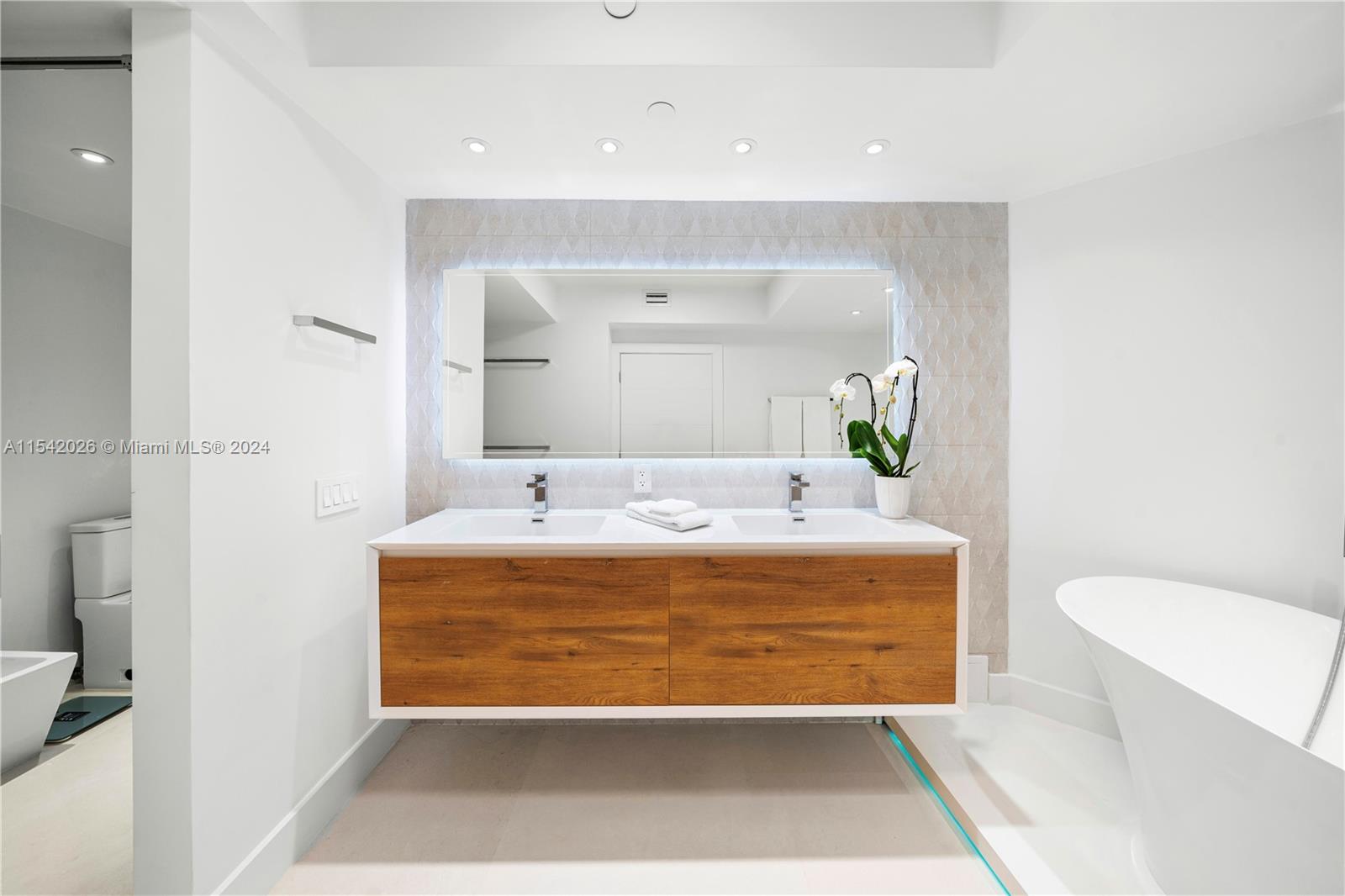 4779 Collins 3908, Miami Beach, Florida 33140, 2 Bedrooms Bedrooms, ,2 BathroomsBathrooms,Residential,For Sale,4779 Collins 3908,A11542026