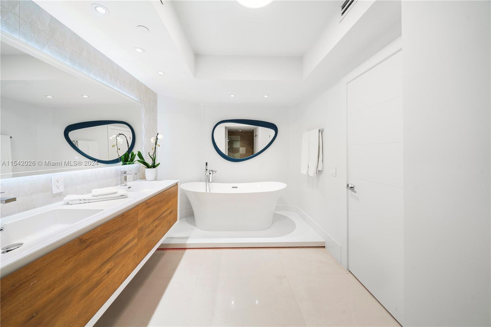 4779 Collins 3908, Miami Beach, Florida 33140, 2 Bedrooms Bedrooms, ,2 BathroomsBathrooms,Residential,For Sale,4779 Collins 3908,A11542026