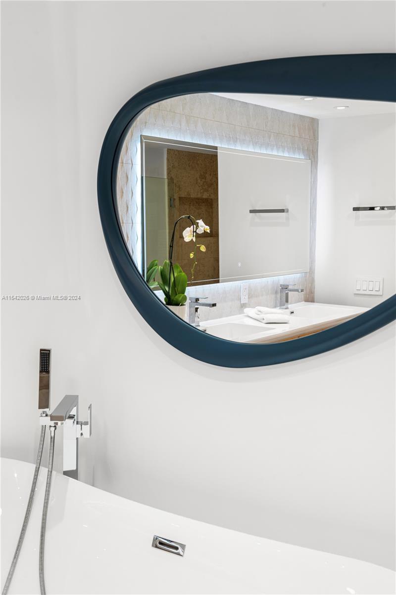 4779 Collins 3908, Miami Beach, Florida 33140, 2 Bedrooms Bedrooms, ,2 BathroomsBathrooms,Residential,For Sale,4779 Collins 3908,A11542026