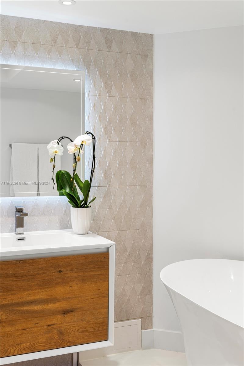 4779 Collins 3908, Miami Beach, Florida 33140, 2 Bedrooms Bedrooms, ,2 BathroomsBathrooms,Residential,For Sale,4779 Collins 3908,A11542026