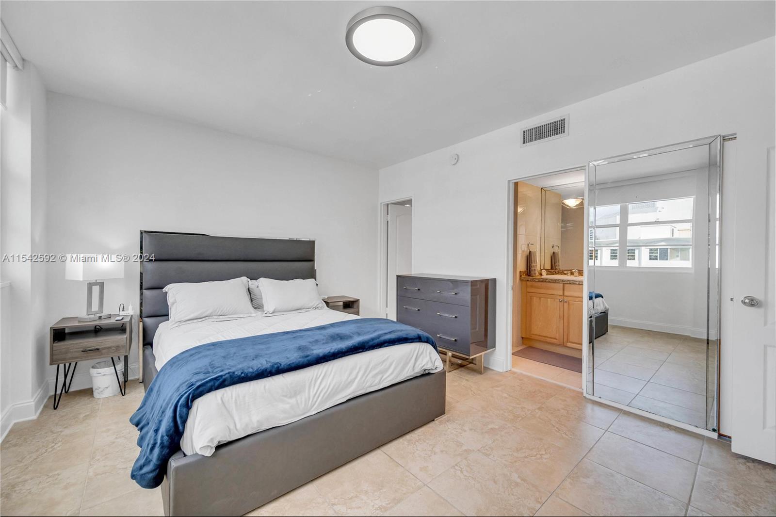 999 Brickell Bay Dr 2007, Miami, Florida 33131, 2 Bedrooms Bedrooms, ,2 BathroomsBathrooms,Residentiallease,For Rent,999 Brickell Bay Dr 2007,A11542592