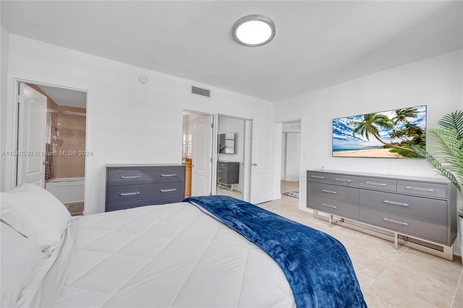 999 Brickell Bay Dr 2007, Miami, Florida 33131, 2 Bedrooms Bedrooms, ,2 BathroomsBathrooms,Residentiallease,For Rent,999 Brickell Bay Dr 2007,A11542592