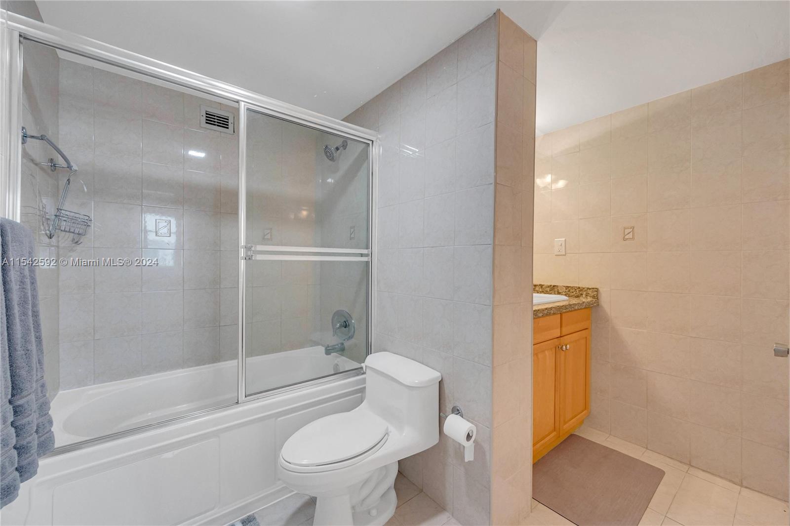 999 Brickell Bay Dr 2007, Miami, Florida 33131, 2 Bedrooms Bedrooms, ,2 BathroomsBathrooms,Residentiallease,For Rent,999 Brickell Bay Dr 2007,A11542592