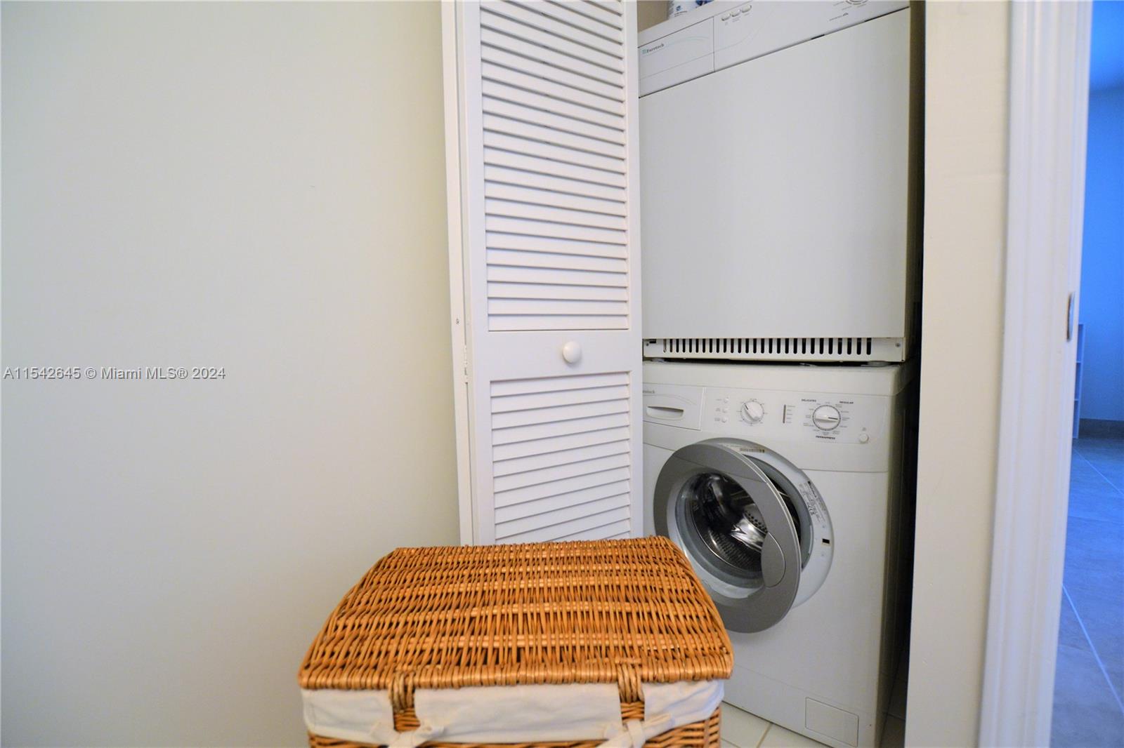 601 NE 36th St 2903, Miami, Florida 33137, 2 Bedrooms Bedrooms, ,2 BathroomsBathrooms,Residentiallease,For Rent,601 NE 36th St 2903,A11542645