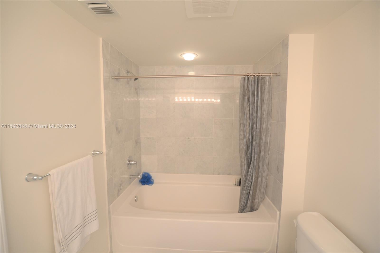 601 NE 36th St 2903, Miami, Florida 33137, 2 Bedrooms Bedrooms, ,2 BathroomsBathrooms,Residentiallease,For Rent,601 NE 36th St 2903,A11542645