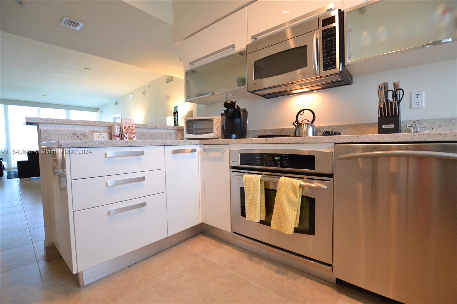 601 NE 36th St 2903, Miami, Florida 33137, 2 Bedrooms Bedrooms, ,2 BathroomsBathrooms,Residentiallease,For Rent,601 NE 36th St 2903,A11542645