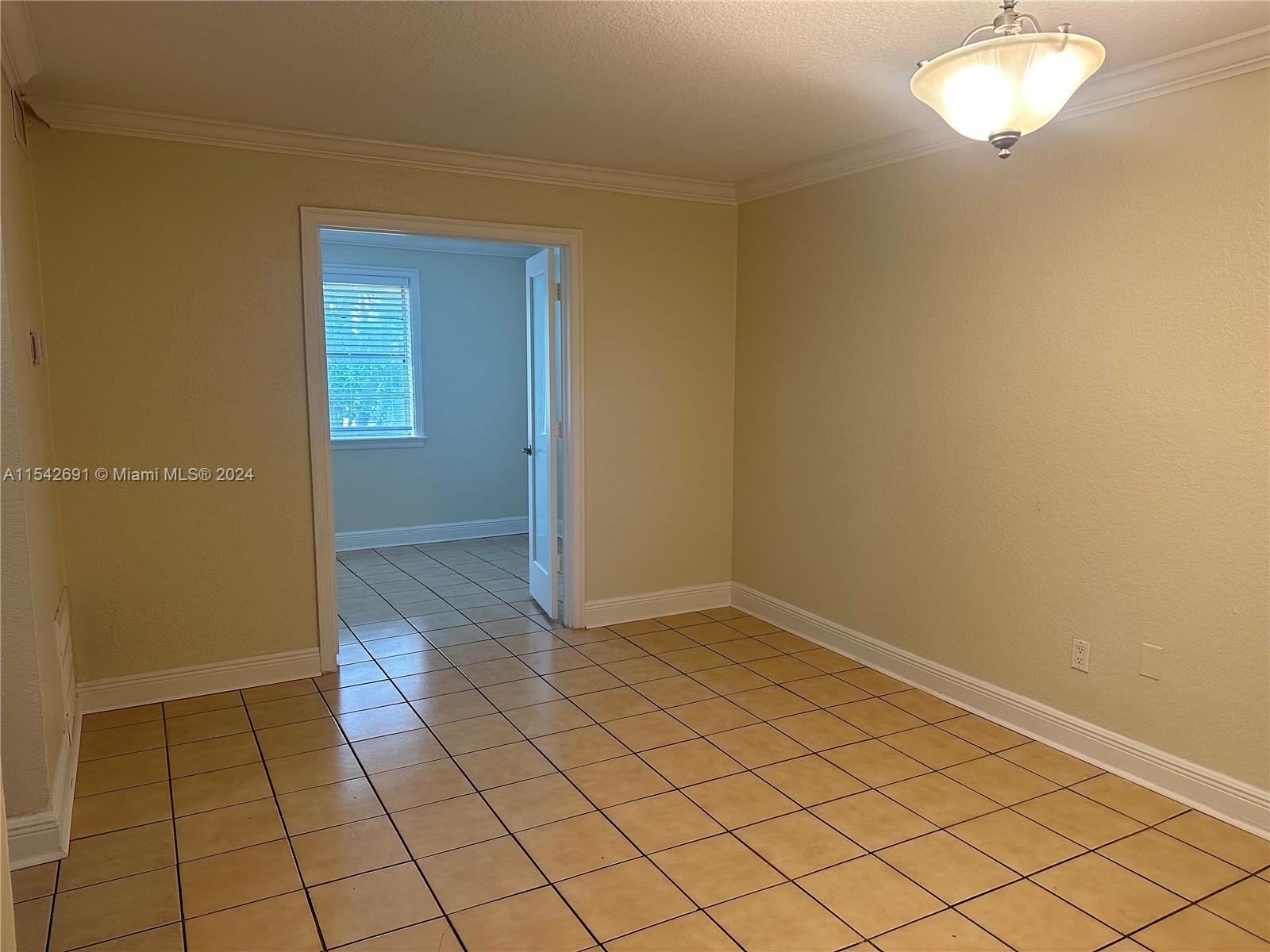 Excellent unit minutes from Dixie highway and public transportation. One bedroom with a den that can be used as second bedroom or home office. Unit is in great conditions.