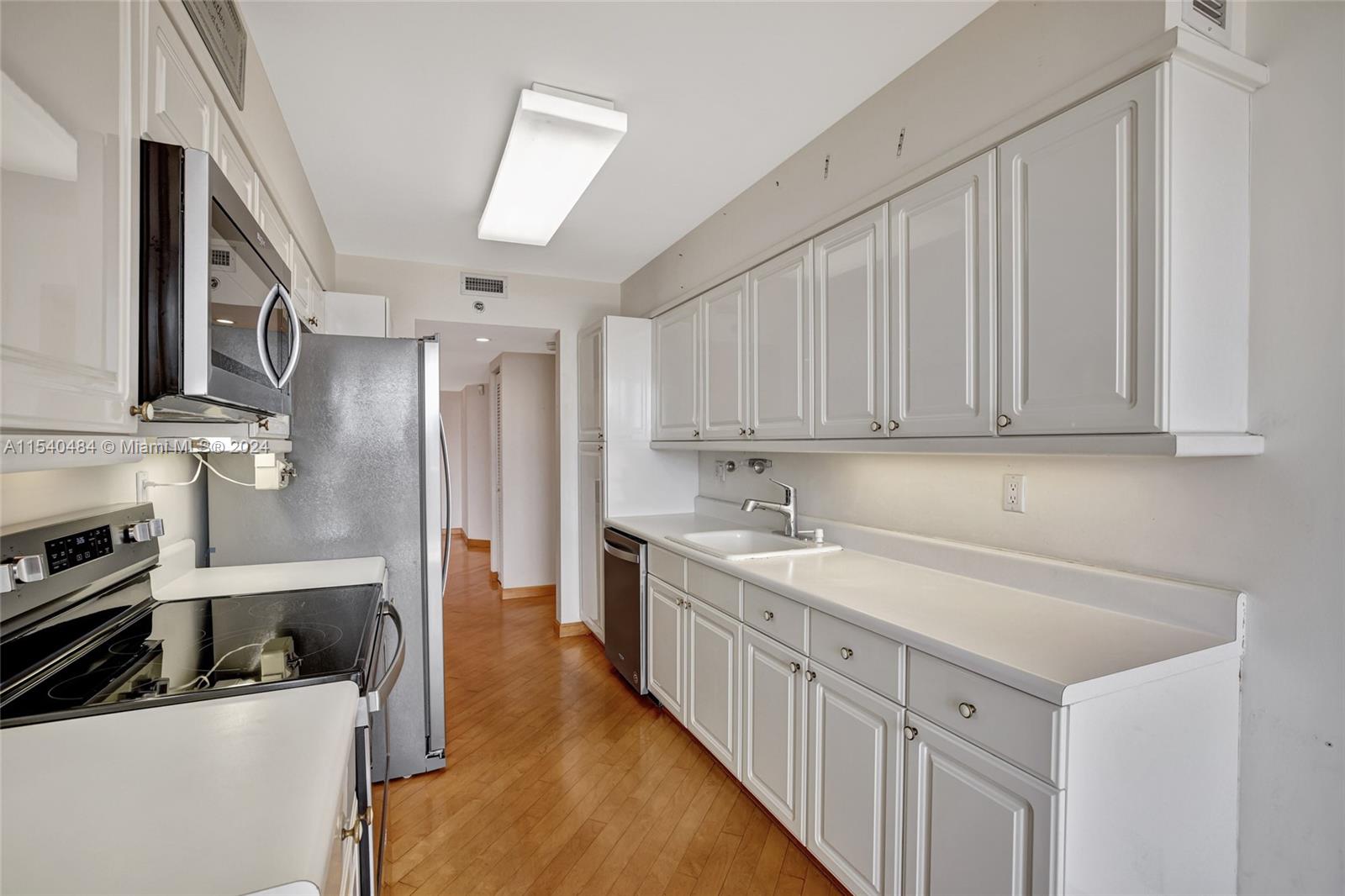 3598 Yacht Club Dr, Aventura, FL, 33180 United States, 2 Bedrooms Bedrooms, ,2 BathroomsBathrooms,Residential,For Sale,Yacht Club Dr,A11540484