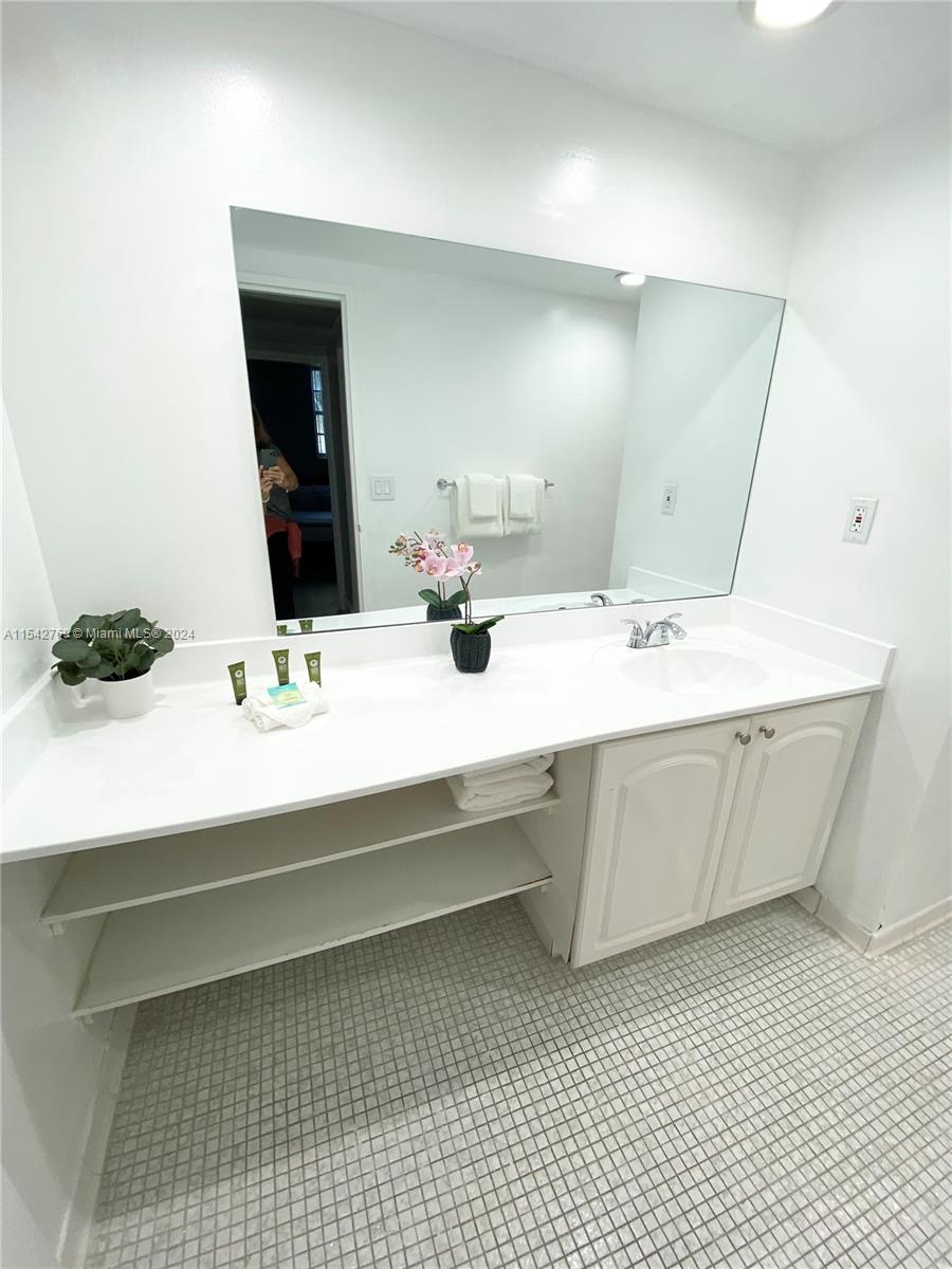 4001 S Ocean Dr 4M, Hollywood, Florida 33019, 2 Bedrooms Bedrooms, ,2 BathroomsBathrooms,Residentiallease,For Rent,4001 S Ocean Dr 4M,A11542769