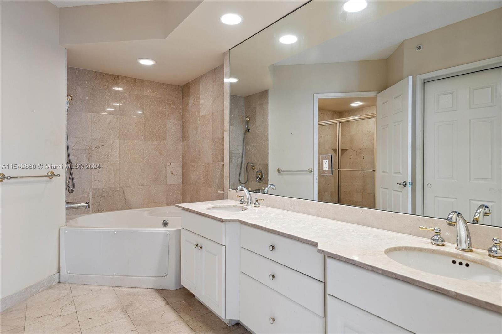3370 Hidden Bay Dr, Aventura, FL, 33180 United States, 2 Bedrooms Bedrooms, ,2 BathroomsBathrooms,Residential,For Sale,Hidden Bay Dr,A11542860