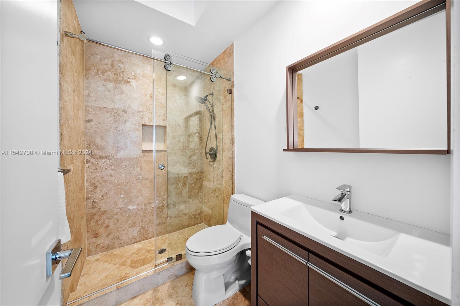 1315 Hatteras Ct, Hollywood, FL, 33019 United States, 6 Bedrooms Bedrooms, ,5 BathroomsBathrooms,Residential,For Sale,Hatteras Ct,A11542730