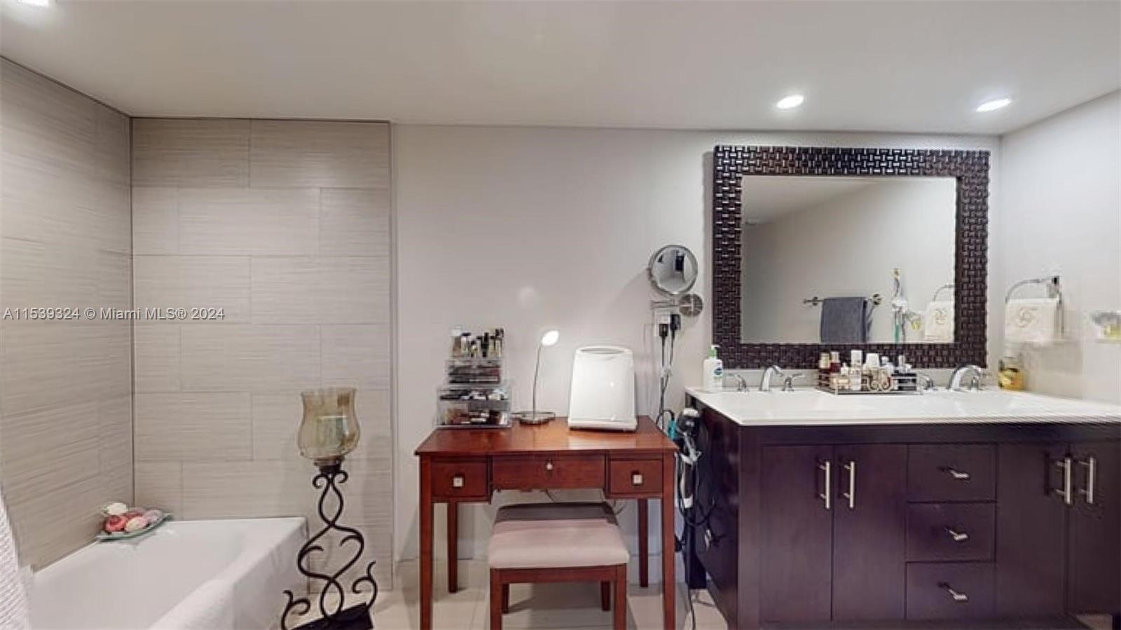 1920 S Ocean Dr 4D, Hallandale Beach, Florida 33009, 3 Bedrooms Bedrooms, ,2 BathroomsBathrooms,Residential,For Sale,1920 S Ocean Dr 4D,A11539324