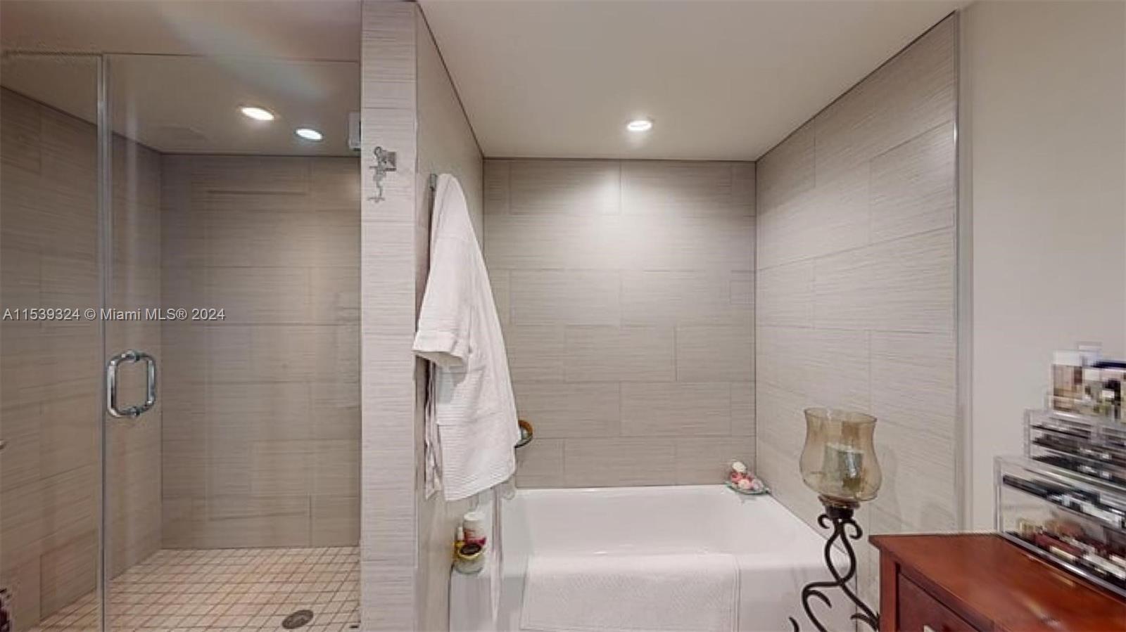 1920 S Ocean Dr 4D, Hallandale Beach, Florida 33009, 3 Bedrooms Bedrooms, ,2 BathroomsBathrooms,Residential,For Sale,1920 S Ocean Dr 4D,A11539324