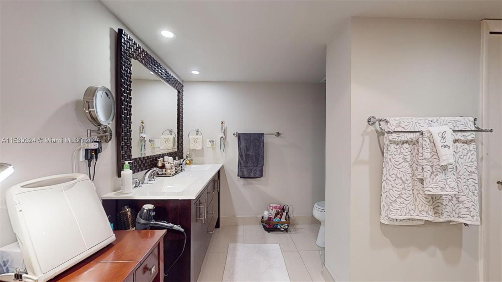 1920 S Ocean Dr 4D, Hallandale Beach, Florida 33009, 3 Bedrooms Bedrooms, ,2 BathroomsBathrooms,Residential,For Sale,1920 S Ocean Dr 4D,A11539324