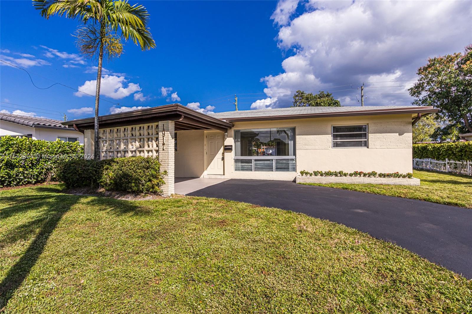 1917 N 42nd Ave  For Sale A11542304, FL