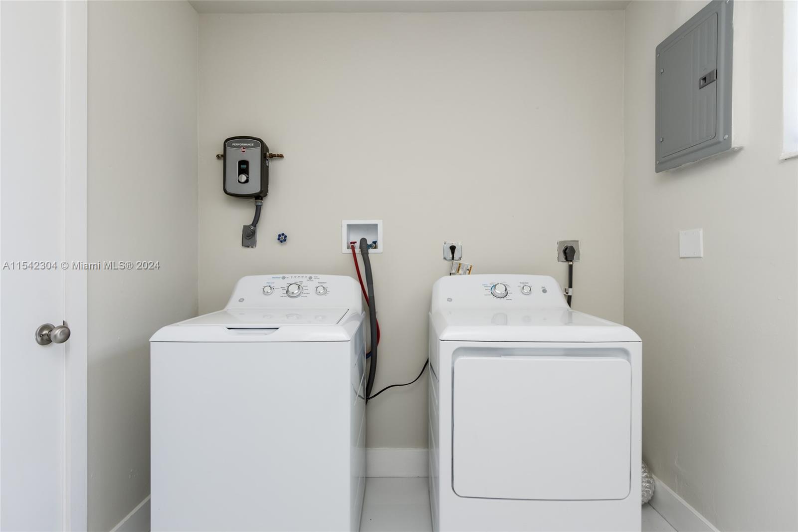 1917 N 42nd Ave, Hollywood, Florida 33021, 3 Bedrooms Bedrooms, ,2 BathroomsBathrooms,Residential,For Sale,1917 N 42nd Ave,A11542304