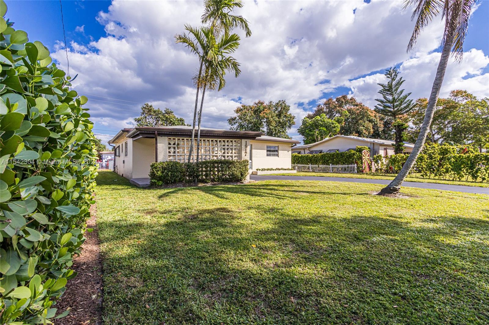 1917 N 42nd Ave, Hollywood, Florida 33021, 3 Bedrooms Bedrooms, ,2 BathroomsBathrooms,Residential,For Sale,1917 N 42nd Ave,A11542304