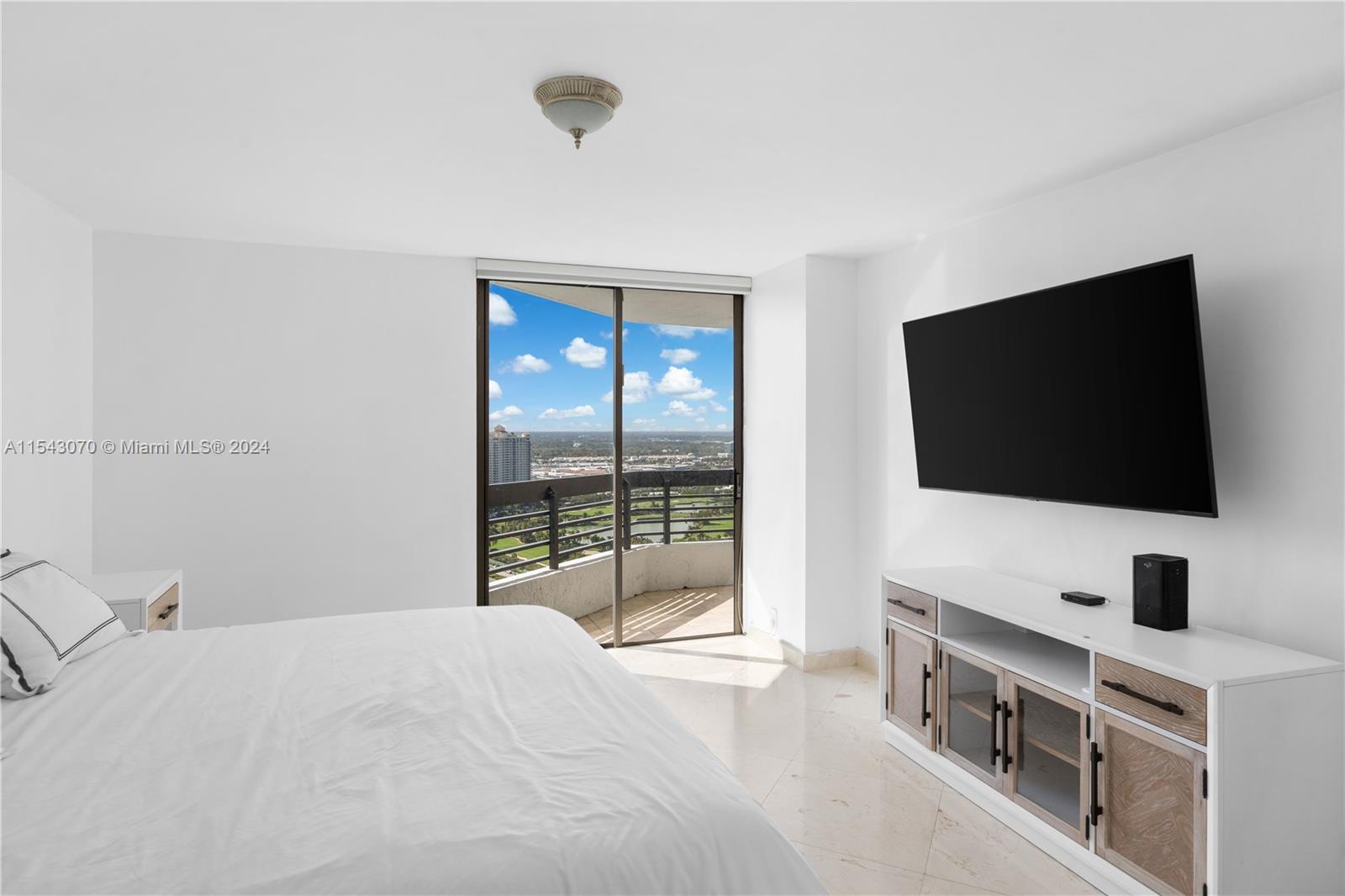 3500 Mystic Pointe Dr 3502, Aventura, Florida 33180, 2 Bedrooms Bedrooms, ,2 BathroomsBathrooms,Residential,For Sale,3500 Mystic Pointe Dr 3502,A11543070