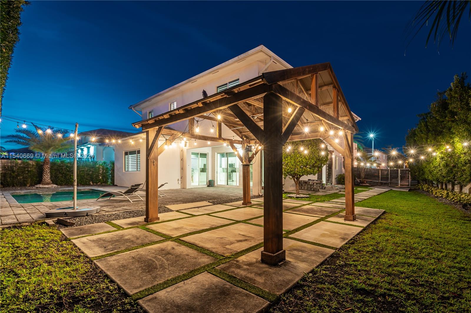 15018 SW 176th St 0, Miami, Florida 33187, 5 Bedrooms Bedrooms, ,4 BathroomsBathrooms,Residentiallease,For Rent,15018 SW 176th St 0,A11540669