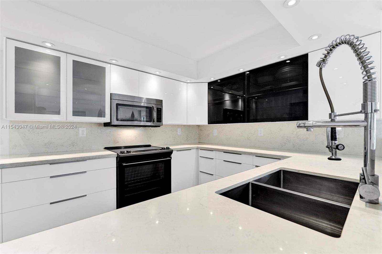 1000 Parkview Dr 615, Hallandale Beach, Florida 33009, 2 Bedrooms Bedrooms, ,2 BathroomsBathrooms,Residential,For Sale,1000 Parkview Dr 615,A11543047