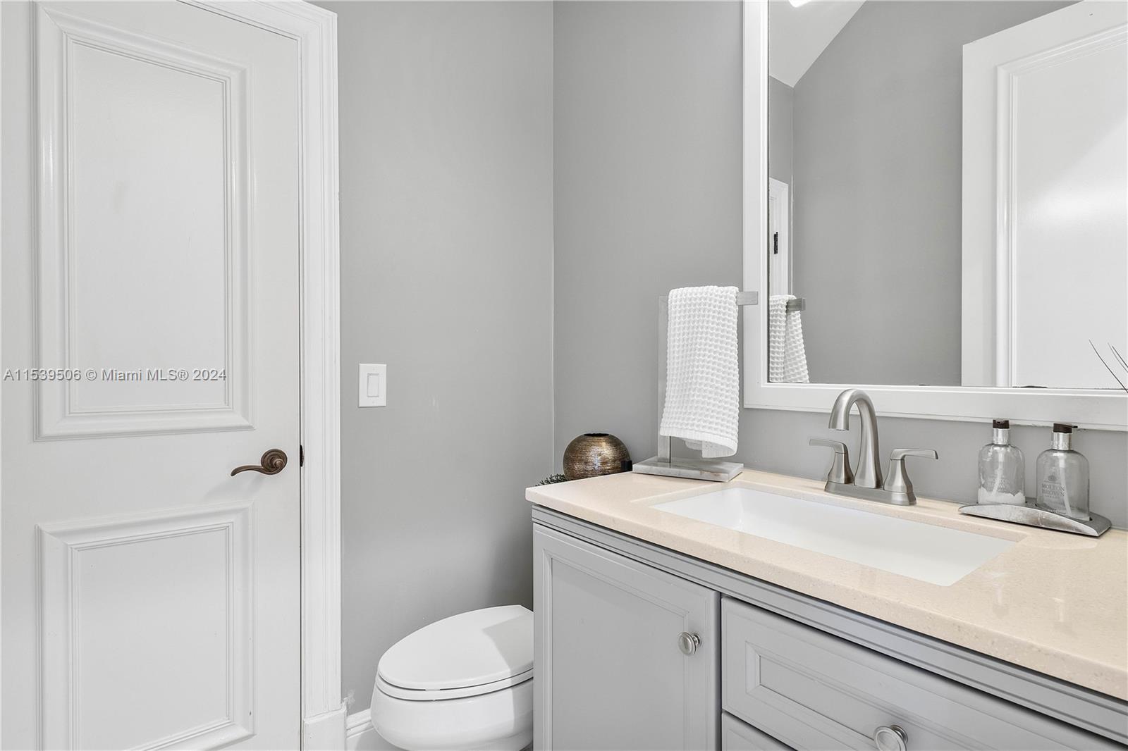 Bathroom between the kitchen and the dining room