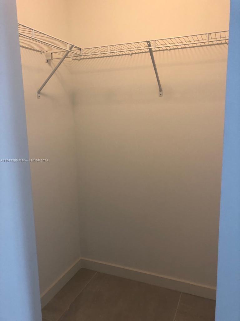 2 walking closets