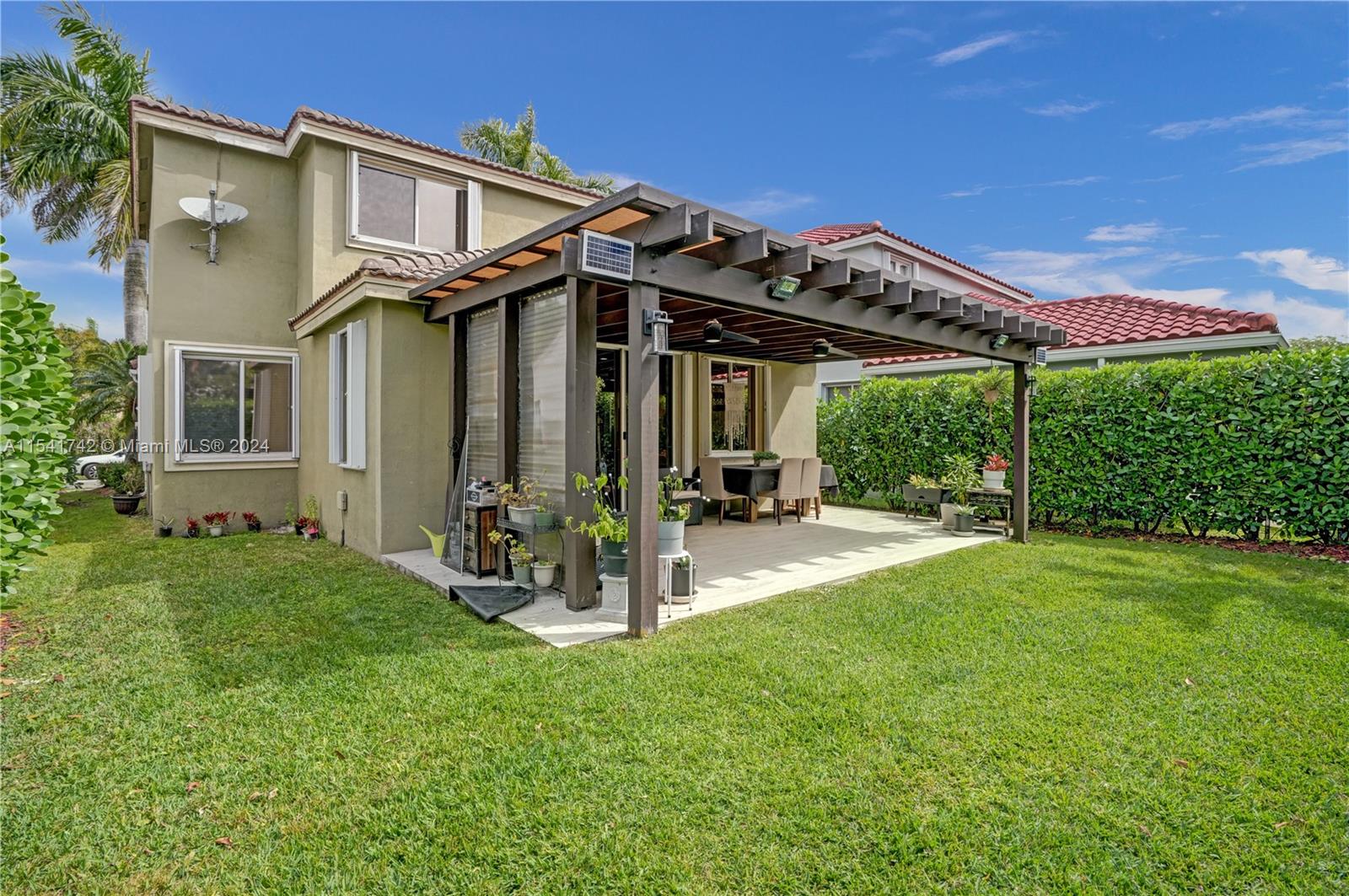 Modern pergola to elevate the backyard style and the comfortability of the family