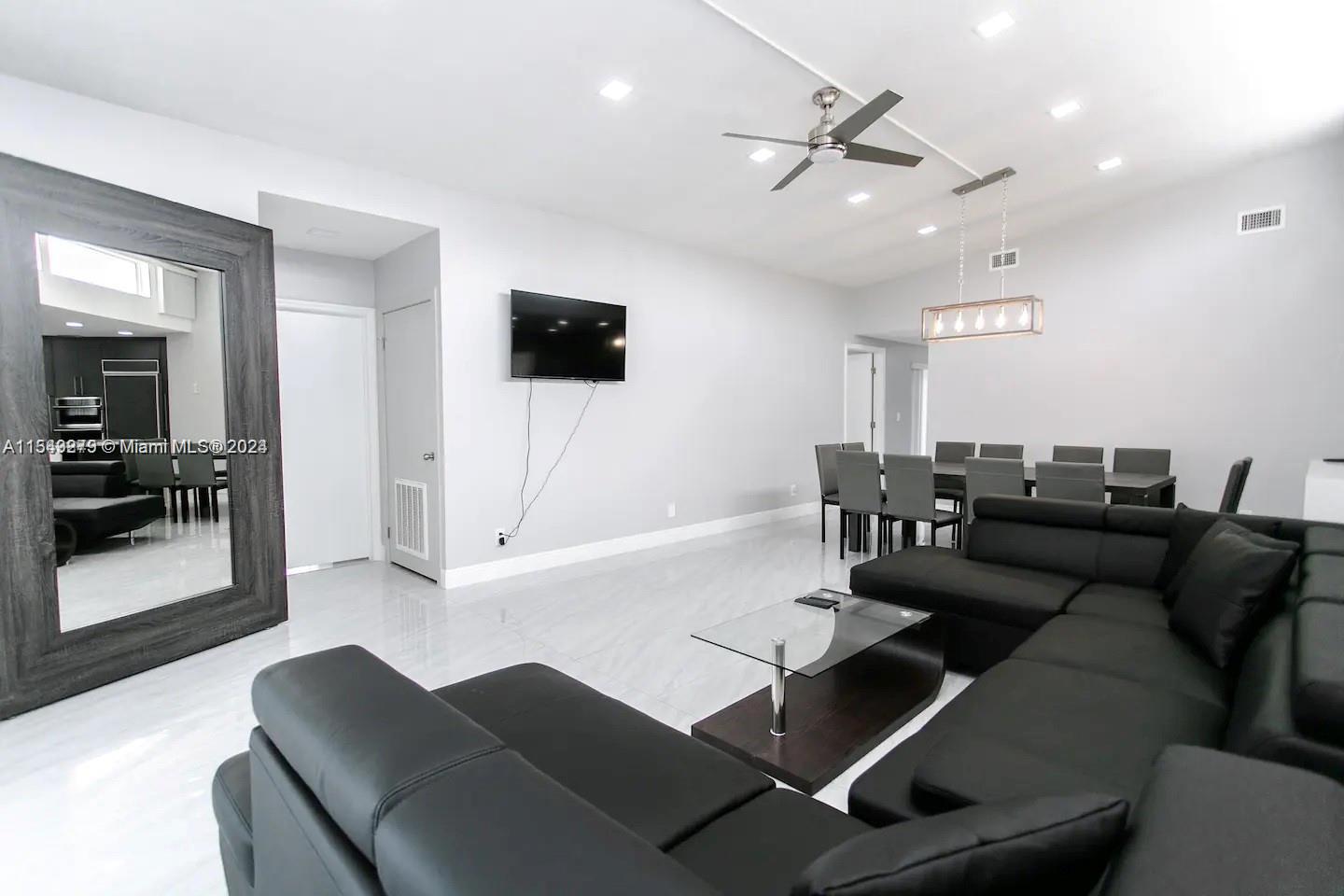 800 Hollywood Blvd, Hollywood, Florida 33019, 4 Bedrooms Bedrooms, ,4 BathroomsBathrooms,Residential,For Sale,800 Hollywood Blvd,A11543279