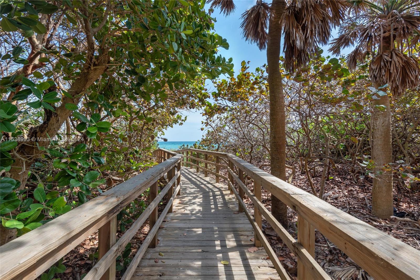 Walkway from to ocean