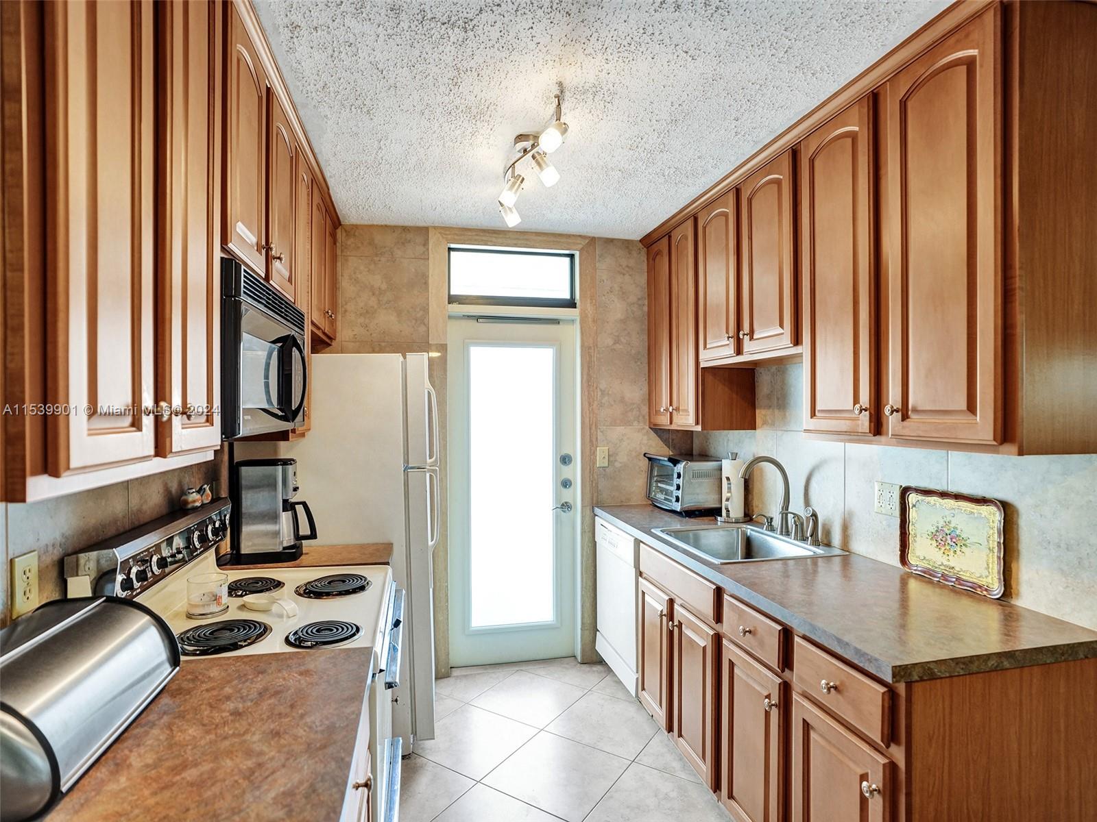 322 Taylor St 1A, Hollywood, Florida 33019, 2 Bedrooms Bedrooms, ,1 BathroomBathrooms,Residential,For Sale,322 Taylor St 1A,A11539901