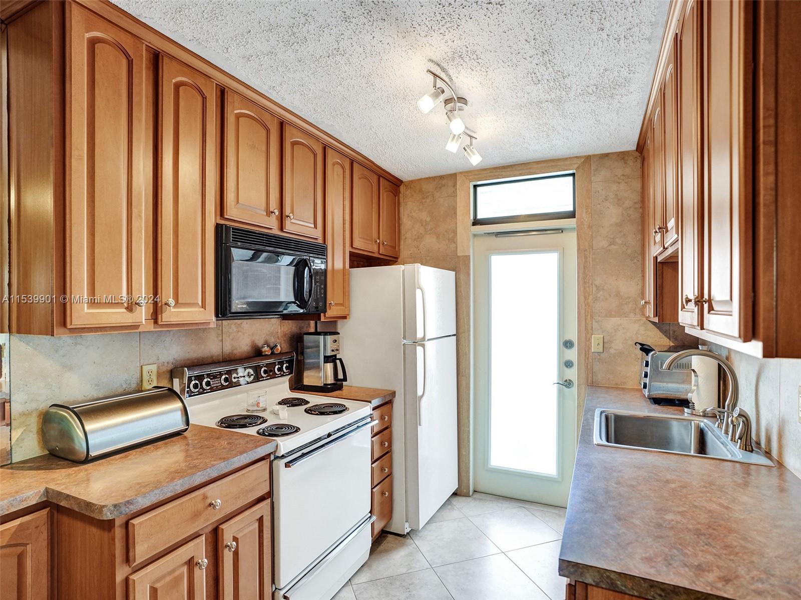 322 Taylor St 1A, Hollywood, Florida 33019, 2 Bedrooms Bedrooms, ,1 BathroomBathrooms,Residential,For Sale,322 Taylor St 1A,A11539901