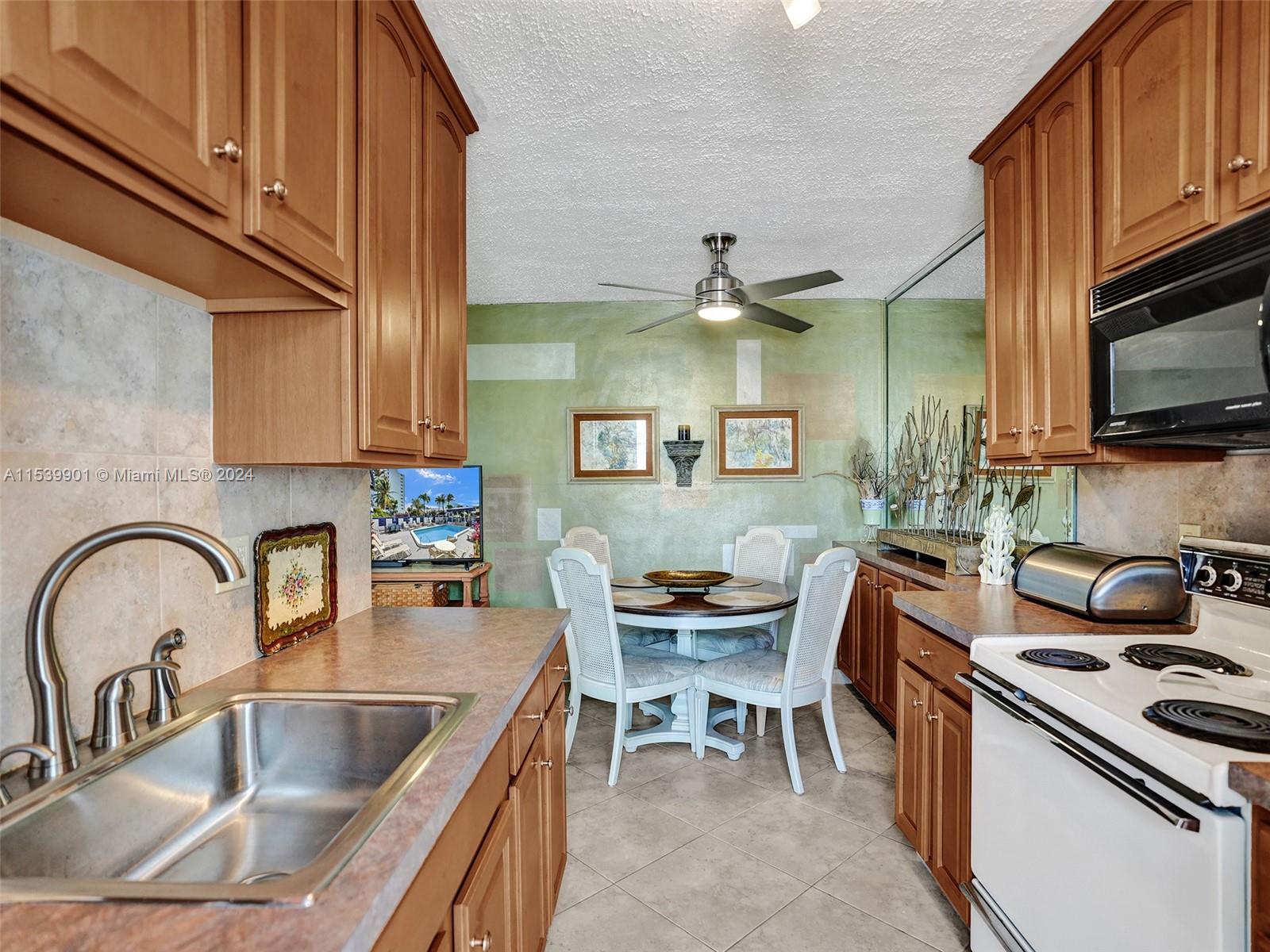 322 Taylor St 1A, Hollywood, Florida 33019, 2 Bedrooms Bedrooms, ,1 BathroomBathrooms,Residential,For Sale,322 Taylor St 1A,A11539901